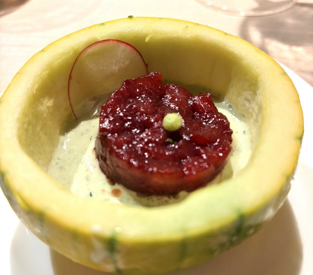 Crudo di tonno e insalata cotta a freddo con "ceviche" di cetrioli alla menta di Le Calandre