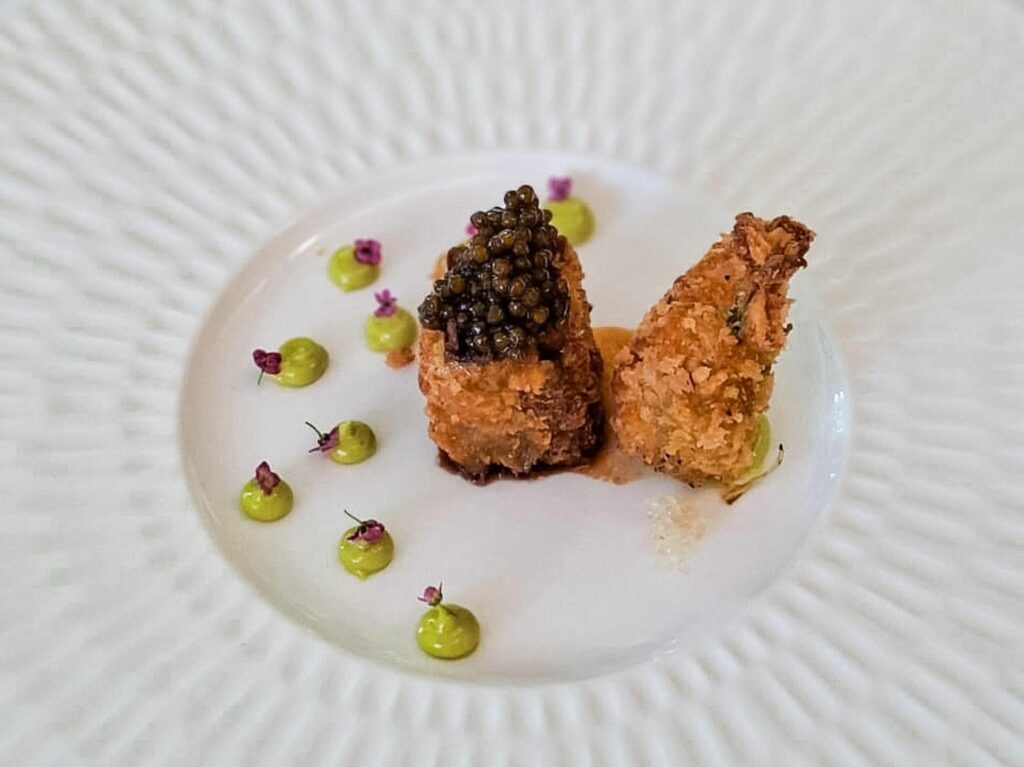 Testina di vitello croccante, caviale oscetra e puntarelle dell' Osteria della Brughiera di Cortinovis