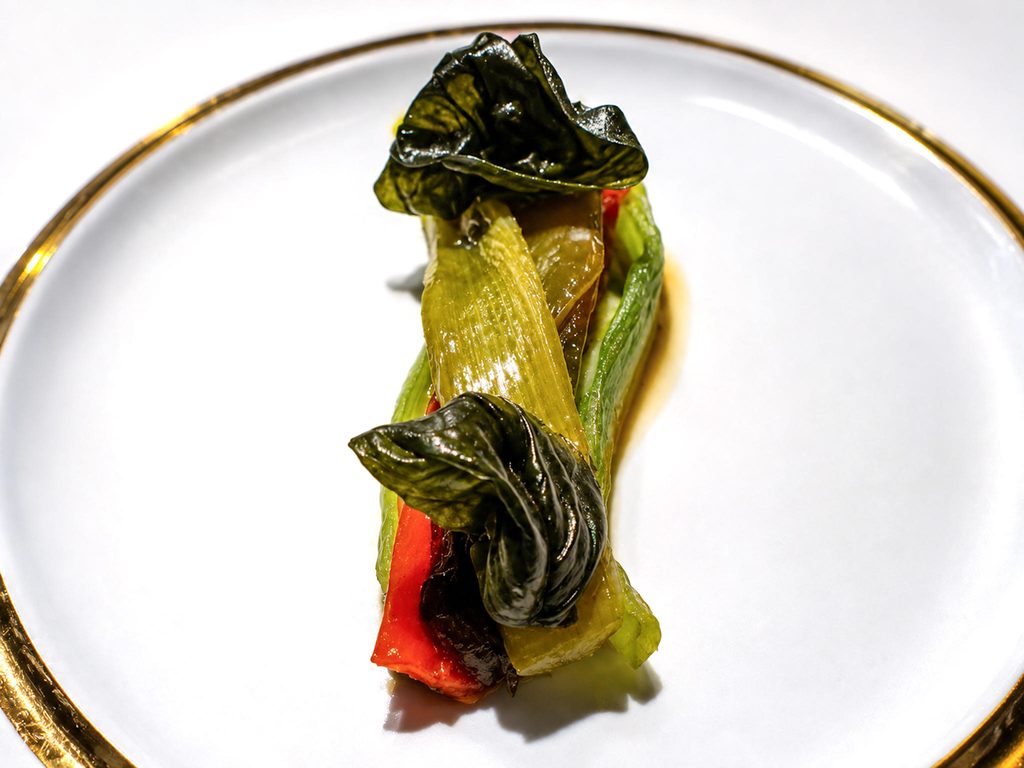 Peperone verde, mandorla amara e basilico ossidato.
