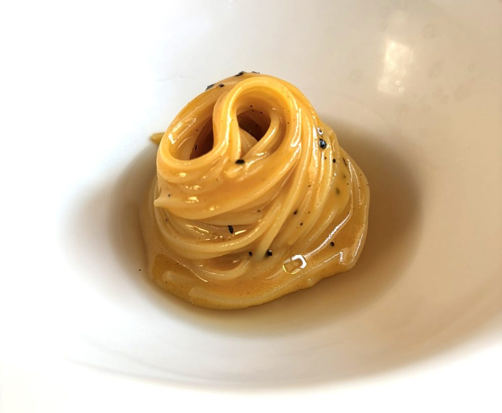 Freddo di capellini al peperone giallo, brodo di maiale affumicato de L'Argine a Vencò ristorante.