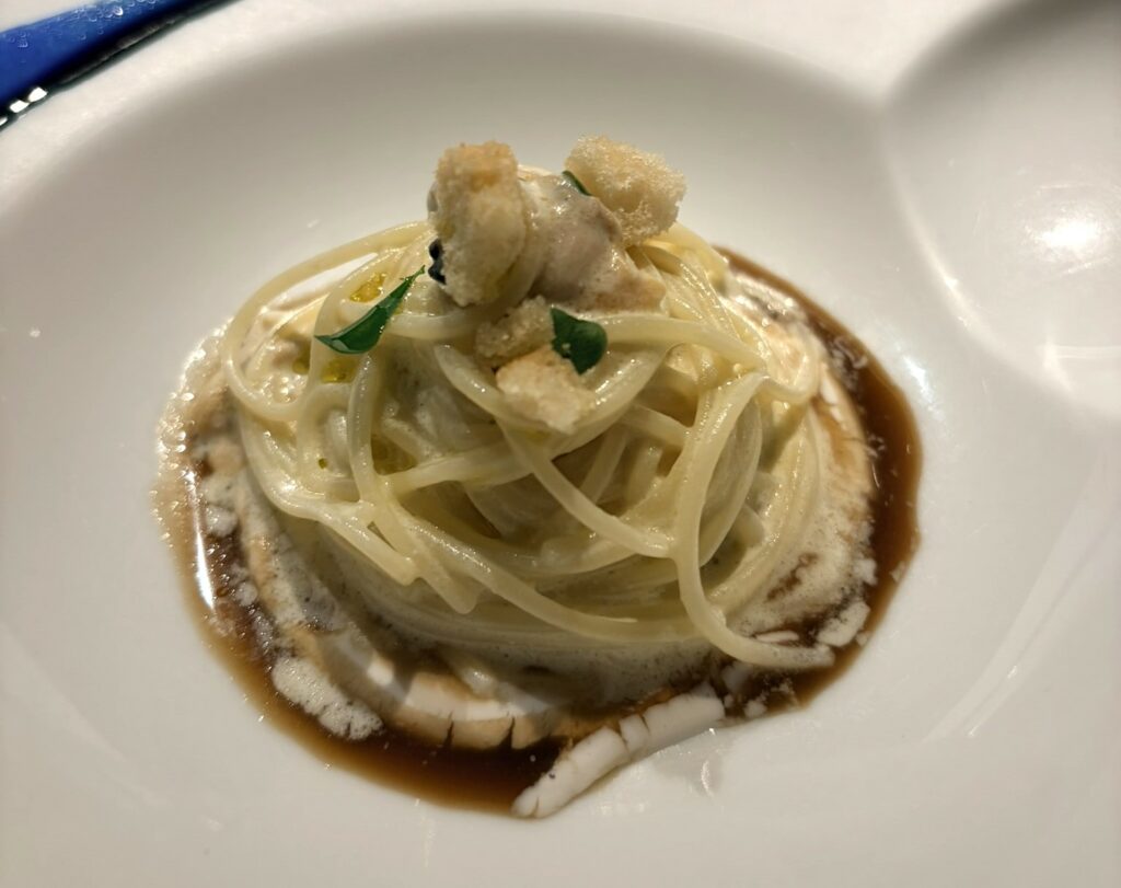 Spaghetti freddi alle mandorle con vongole lupini e colatura di melanzane di Le Calandre