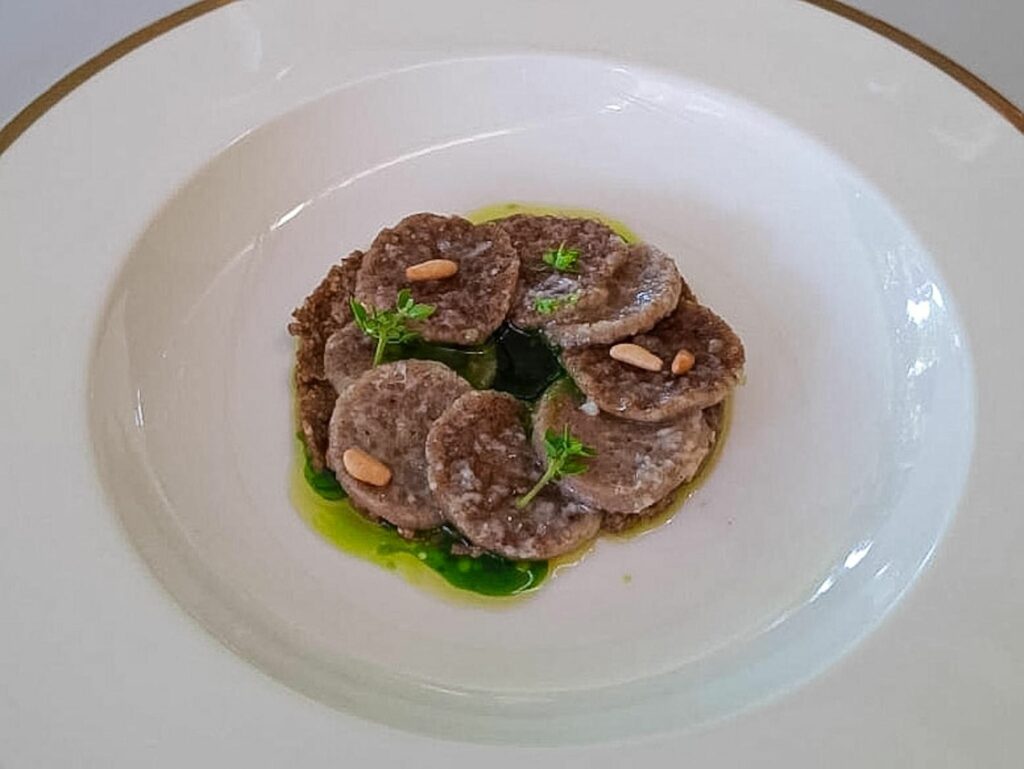 Testaroli di Pontremoli, pecorino, basilico e pesto di olive Taggiasche dell' Osteria della Brughiera di Cortinovis