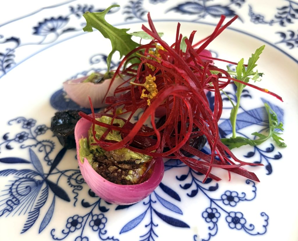Cipollotto agrodolce e rucola, ciliegie e finocchietto de L'Argine a Vencò ristorante.