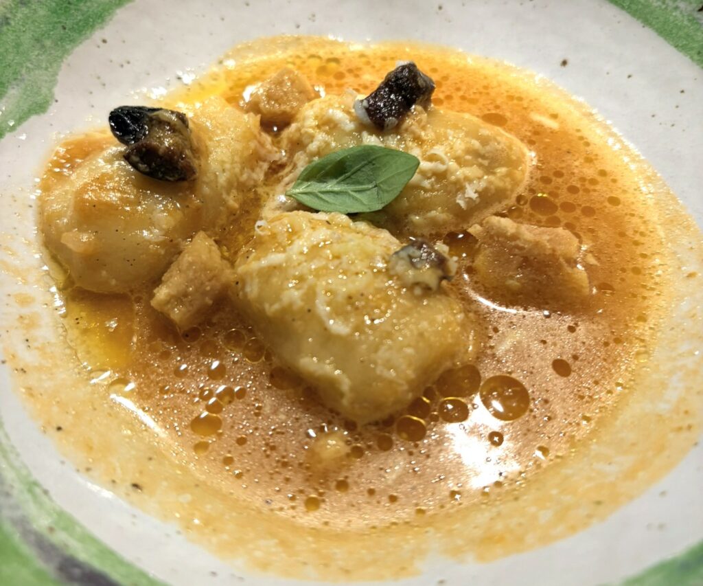 Gnocchi di ricotta e patate con consommé di pomodoro.