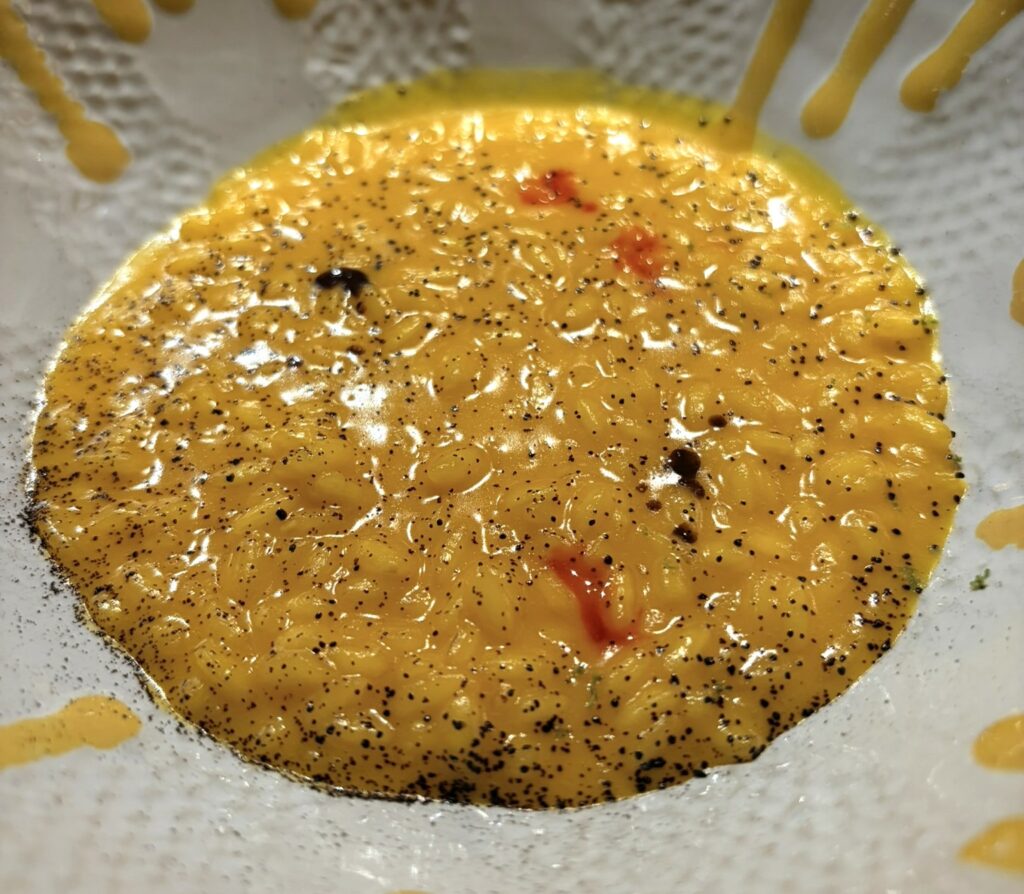 Risotto zafferano e liquirizia di Le Calandre