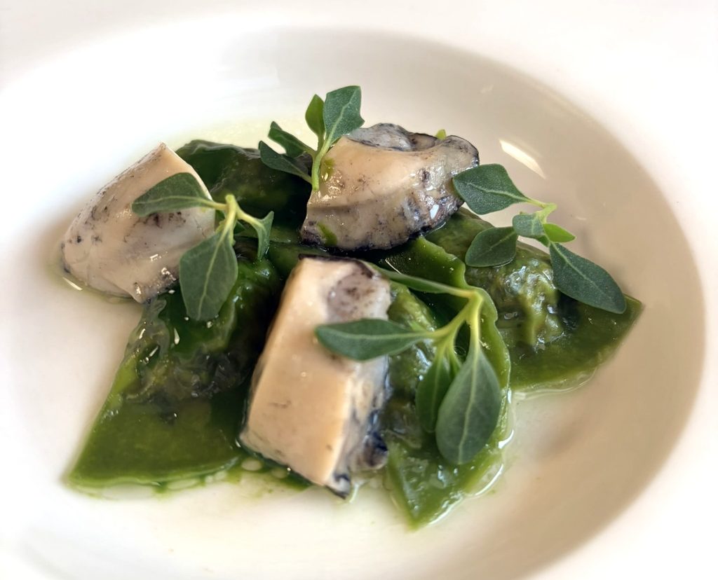 Ravioli alle erbe di Vencò, ostrica e prezzemolo de L'Argine a Vemcò ristorante.