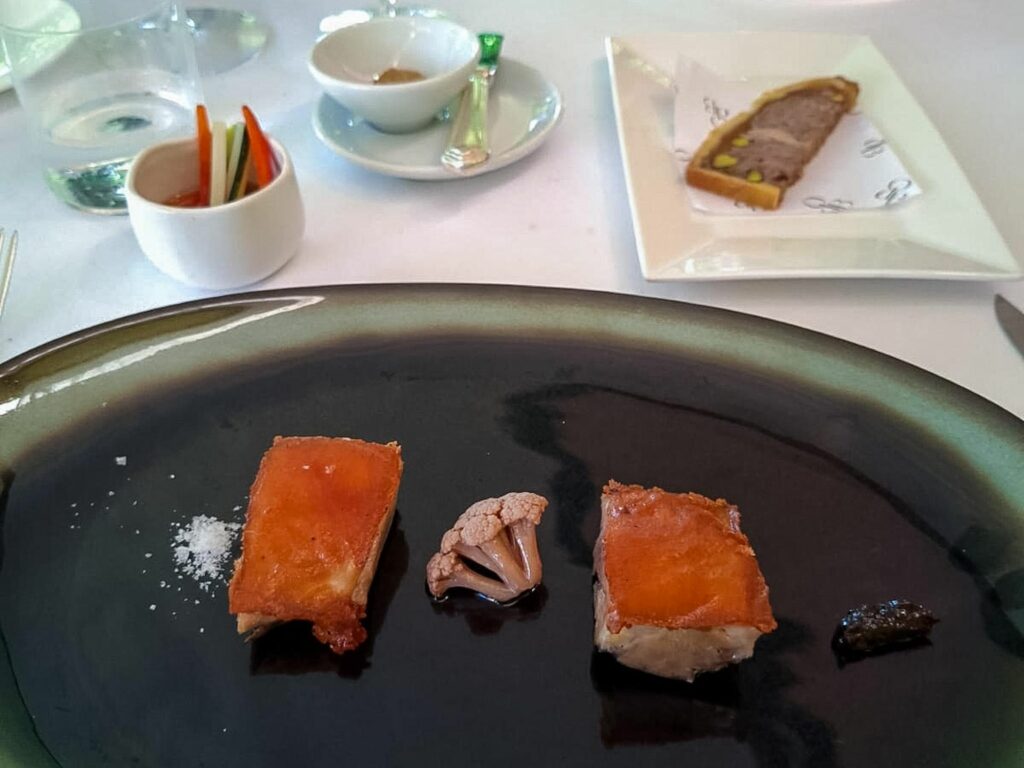 Maialino da latte croccante, sale grosso e tamarindo