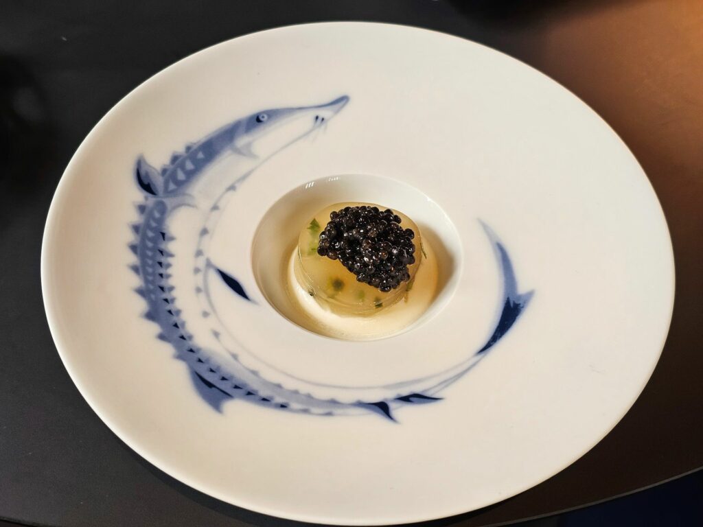 Benvenuto Agli Amici: millefoglie di acqua di mare, pannacotta allo yuzu, caviale.
