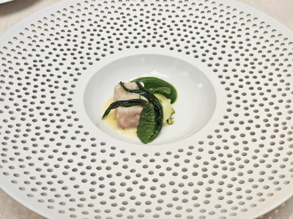 Ricciola, salsa di kiwi, salicornia, gelato di asparagi verdi.