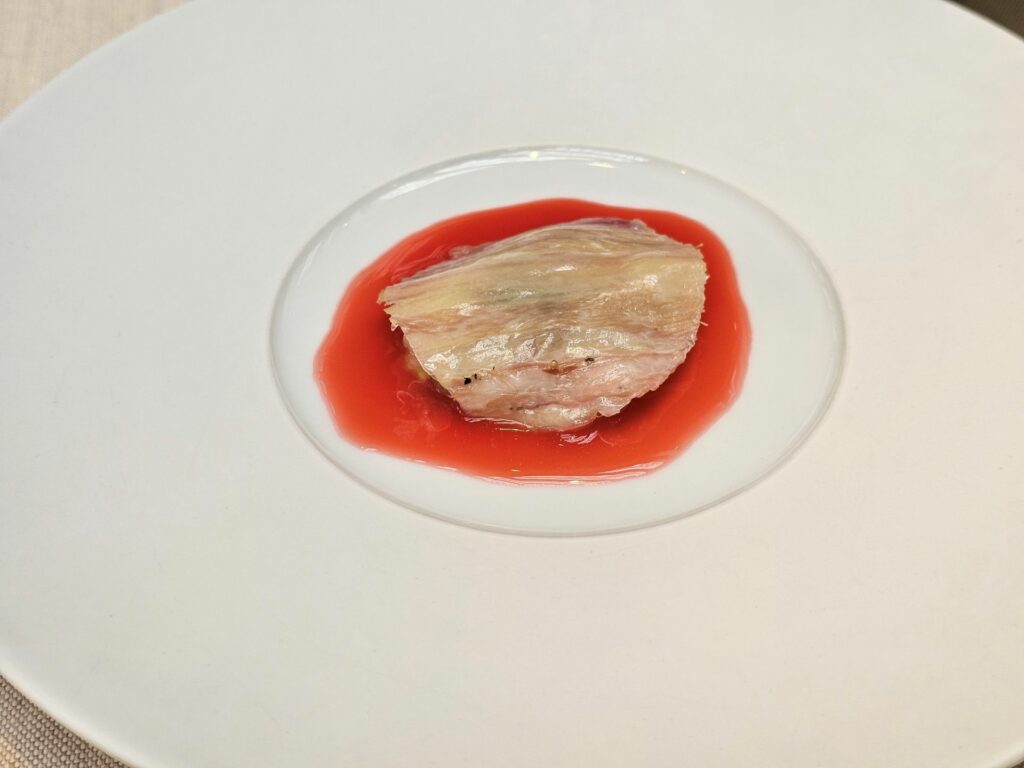 Scampo, velo di lardo di maiale e rabarbaro, estratto di lampone e zenzero.