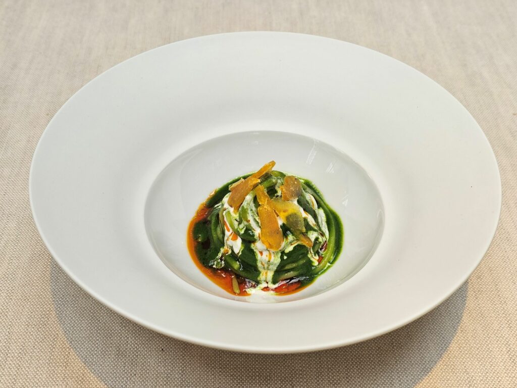 Spaghetto con aglio orsino, olio al peperoncino, bottarga di branzino.