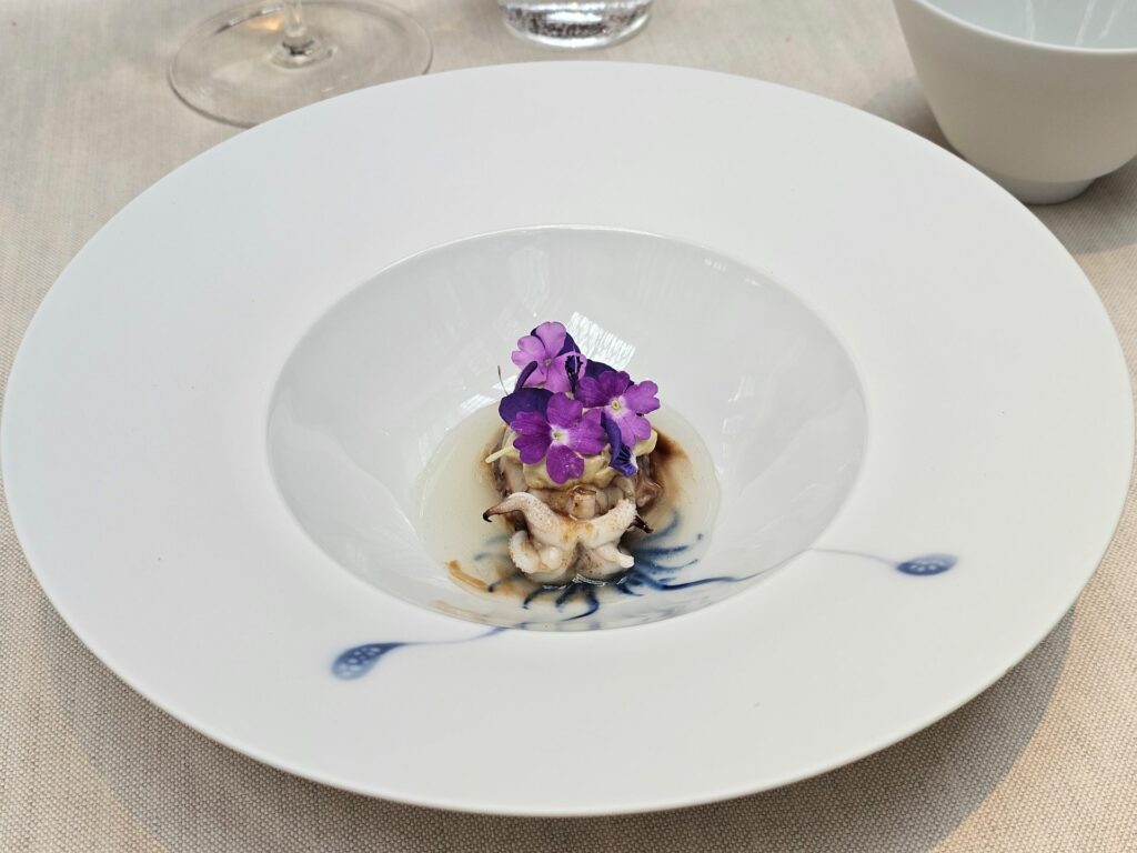 Il profilo blu della seppia, con melanzana, acqua di pomodoro e santoreggia.