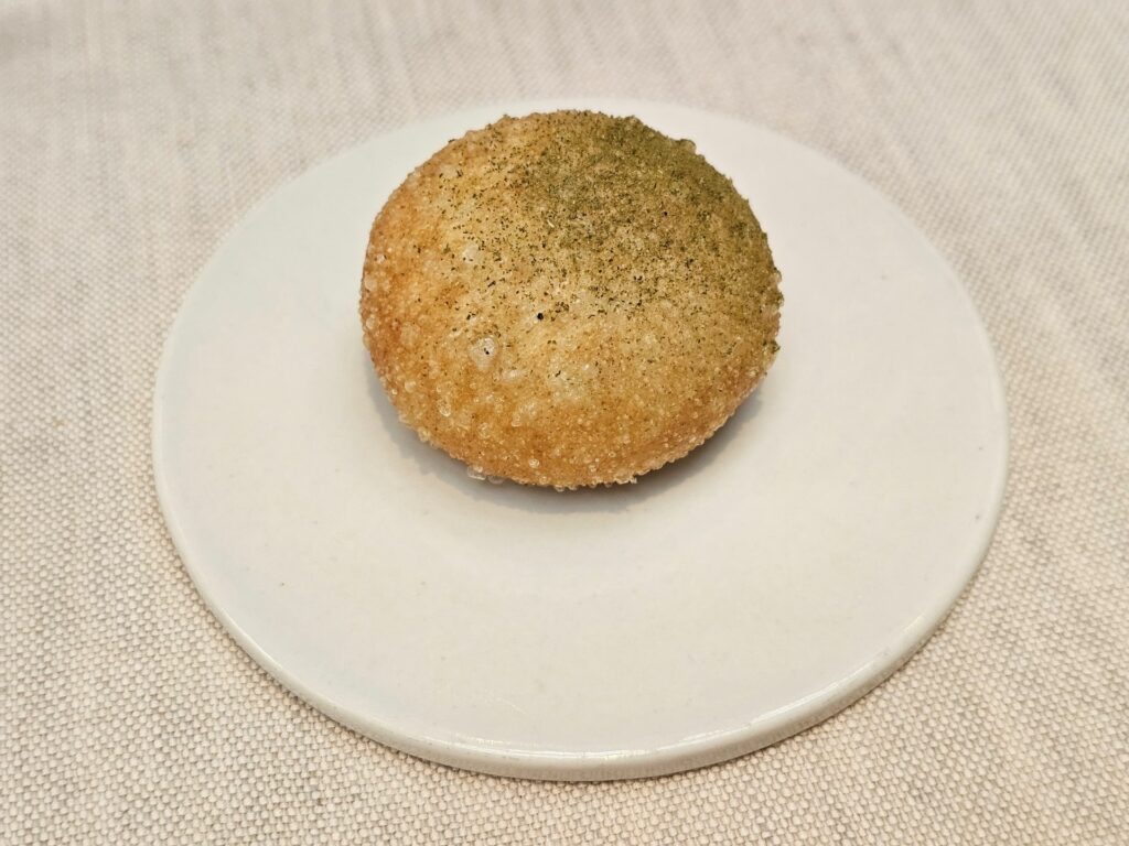 Il secondo servizio del capretto: panino ripieno di stracotto di capretto e salsa aiolì.