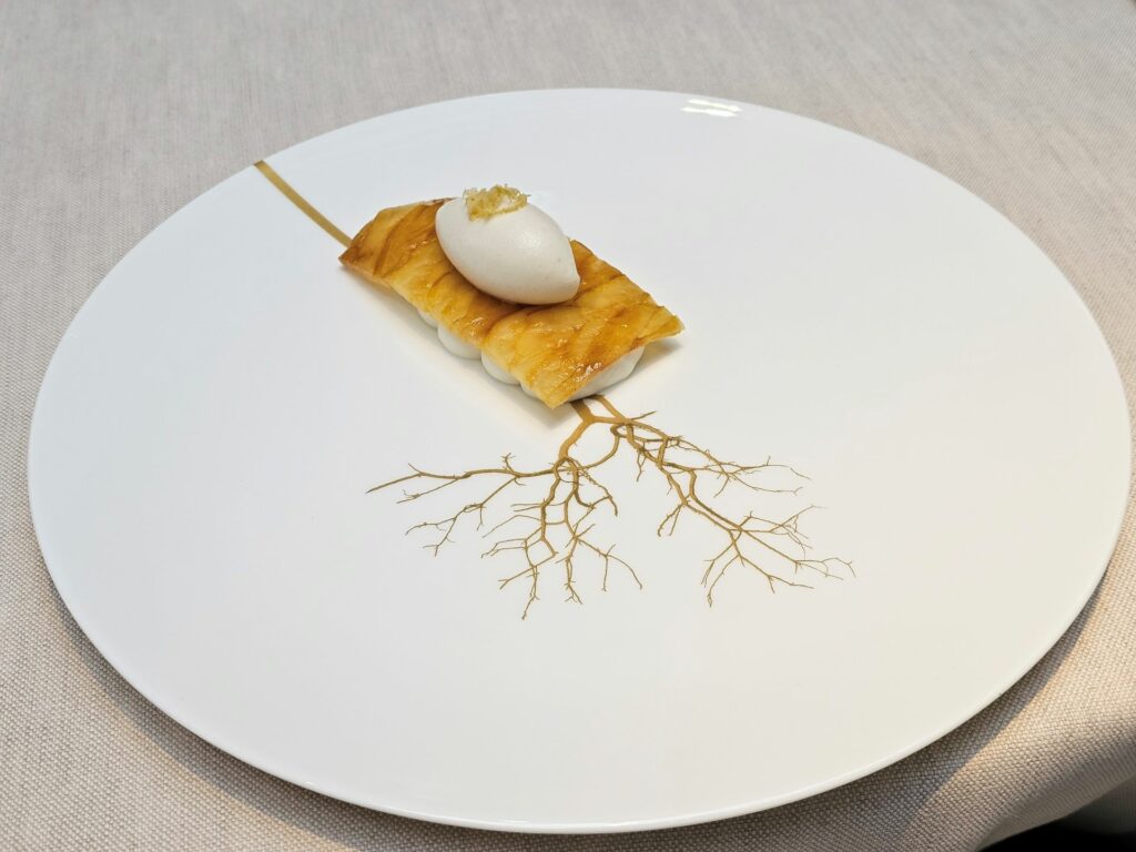 Pompìa, pannacotta e gelato di mascarpone e fava tonka del ristorante Agli Amici