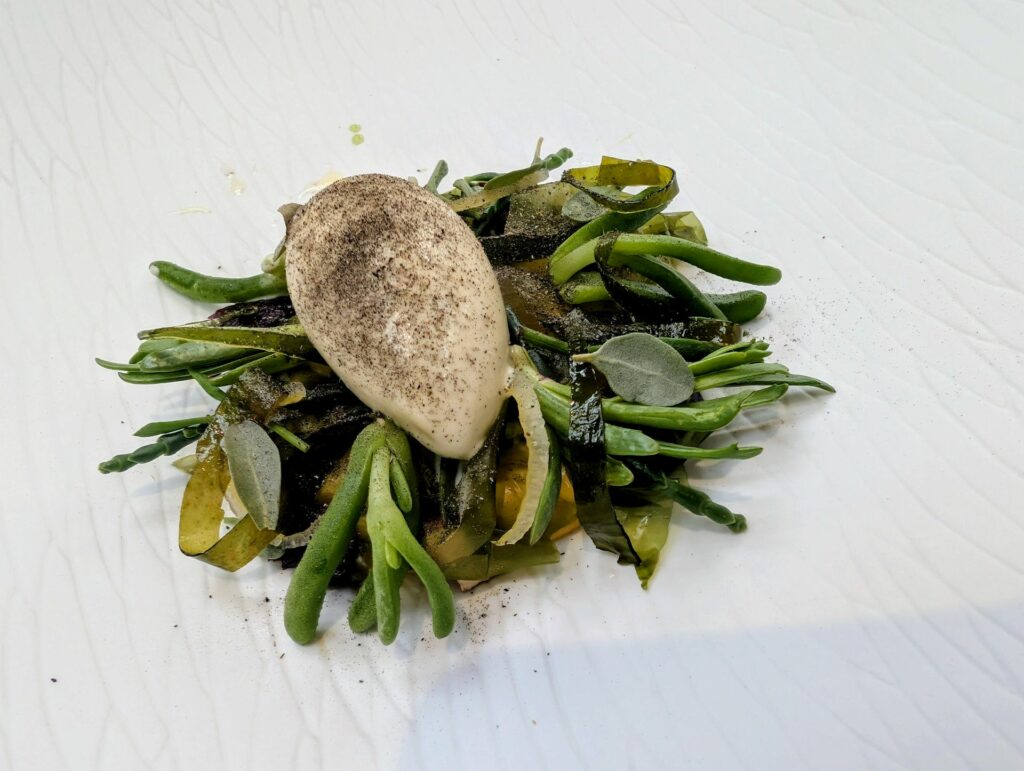 Alghe: erbe di laguna, olivello spinoso e mandorle del ristorante Agli Amici