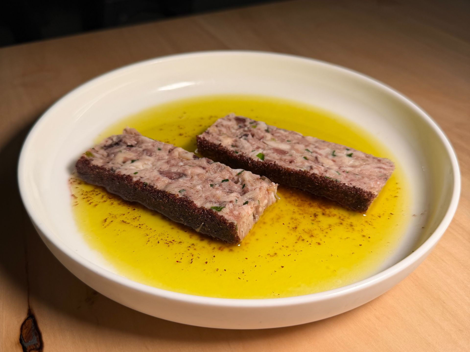 Terrina di collari e teste di pesce.