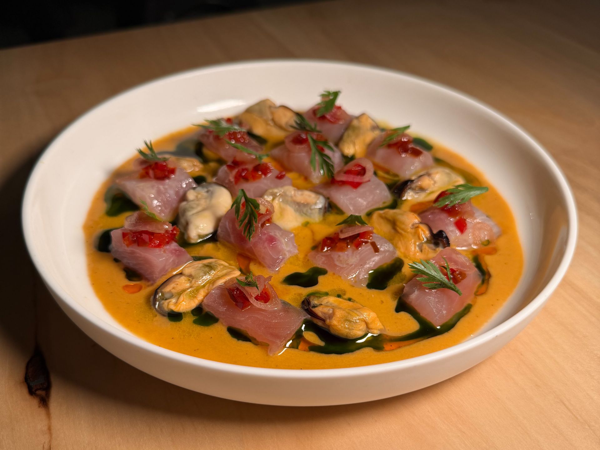 Ceviche di muggine, estratto di peperone, vaniglia e cozze alla brace di Angiò