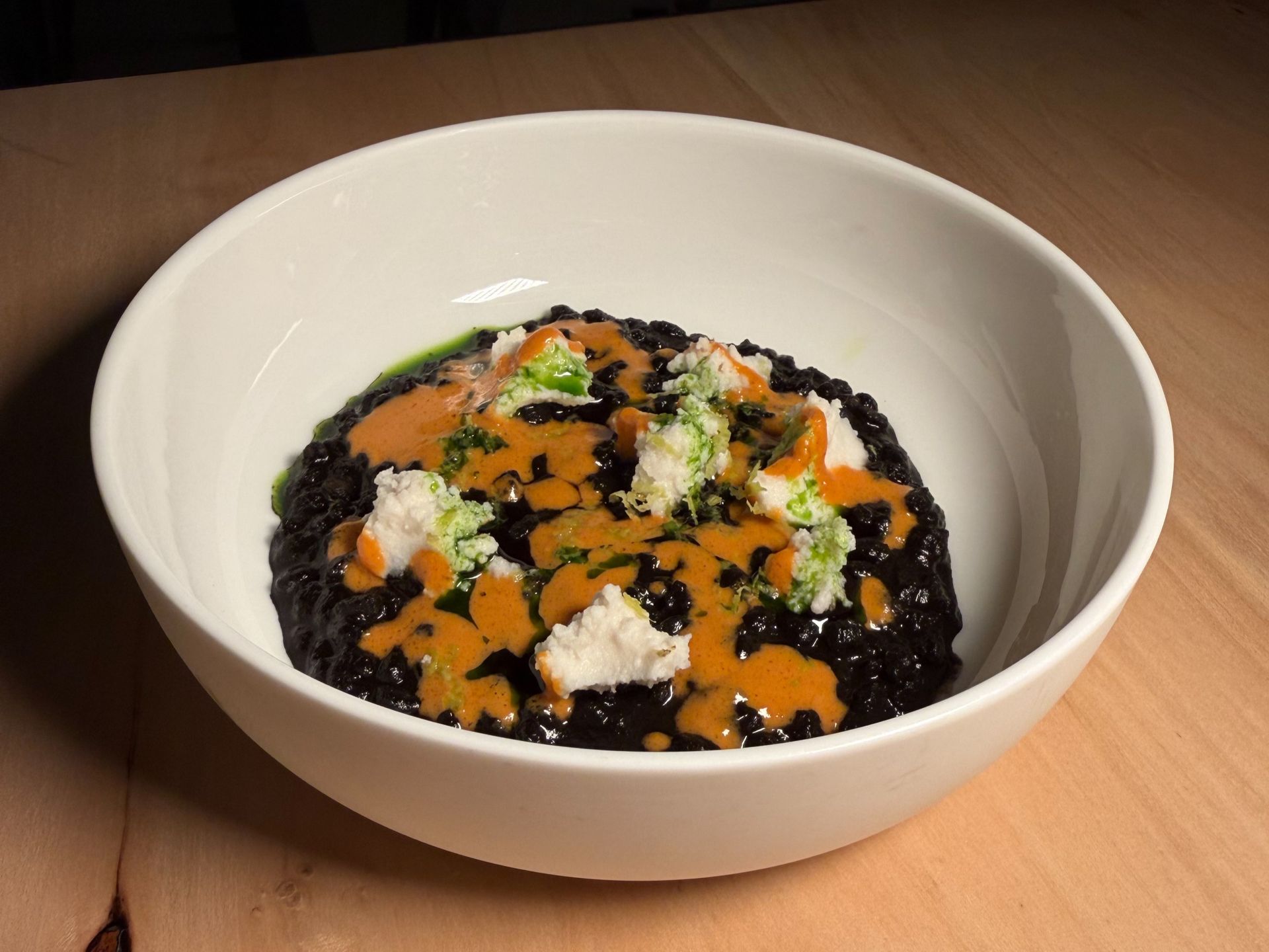 Ripiddu 'nnvicatu: grano, nero di seppie, ricotta di mandorla e ricci.