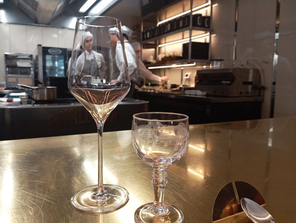 L'aperitivo sul bancone cucina di Charleston Palermo