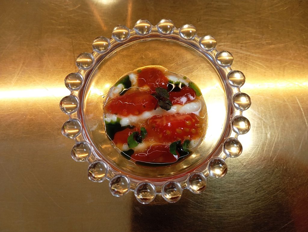 Gelatina di insalata caprese liquida con ricci di mare di Charleston Palermo