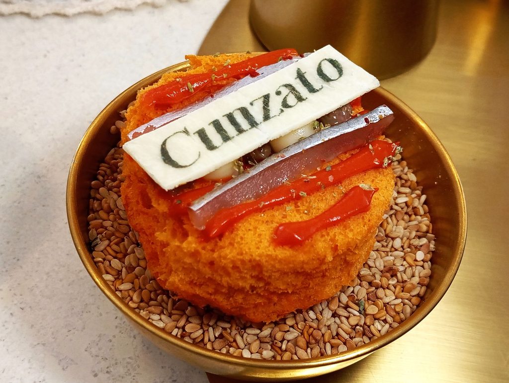Pane cunzato (spuma di pomodoro con ragusano, alici, origano e sesamo)