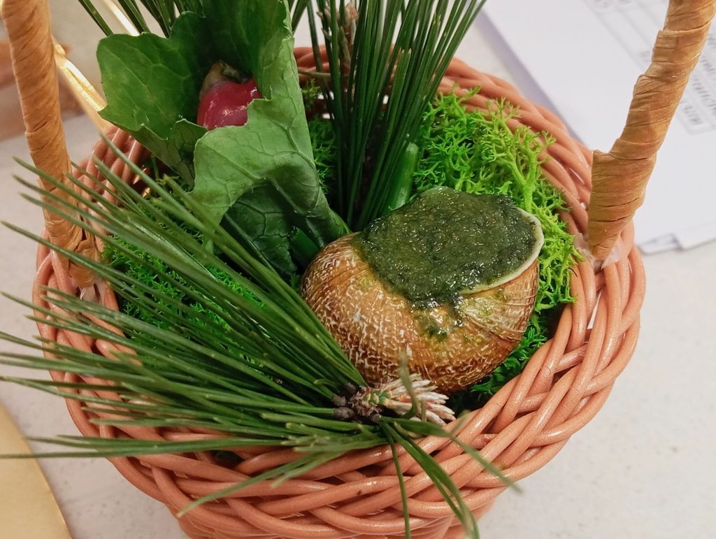 Lumache con burro e prezzemolo in bouquet di misticanza