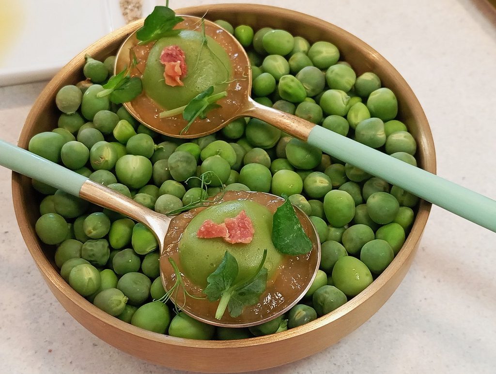 Bon bon di piselli con gel di prosciutto e prosciutto croccante