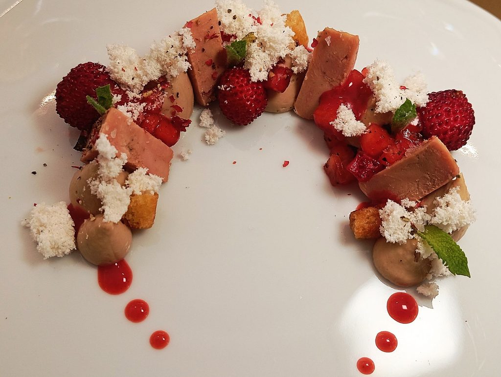 Mousse di foie gras marinato al Marsala, pepite di torcione, grasso cristallizzato e salsa di fragole.