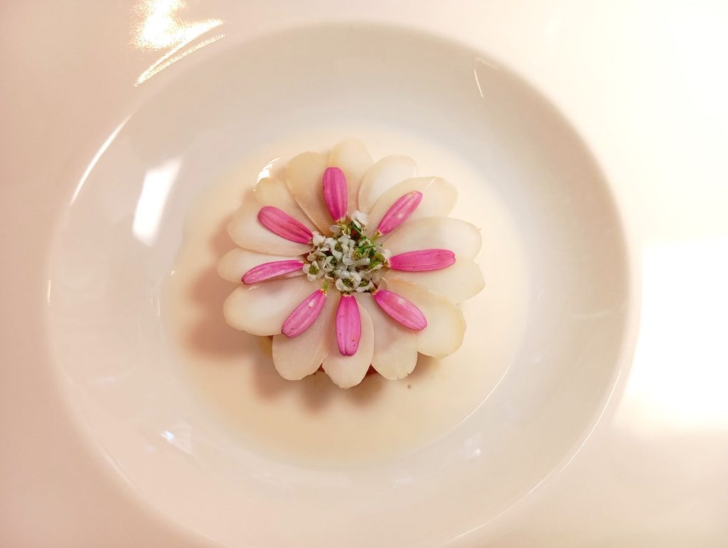 Fiore di Mandorla: lamelle di mandorla reidratata, gamberi gobbetto, fiori e salsa ajo blanco.