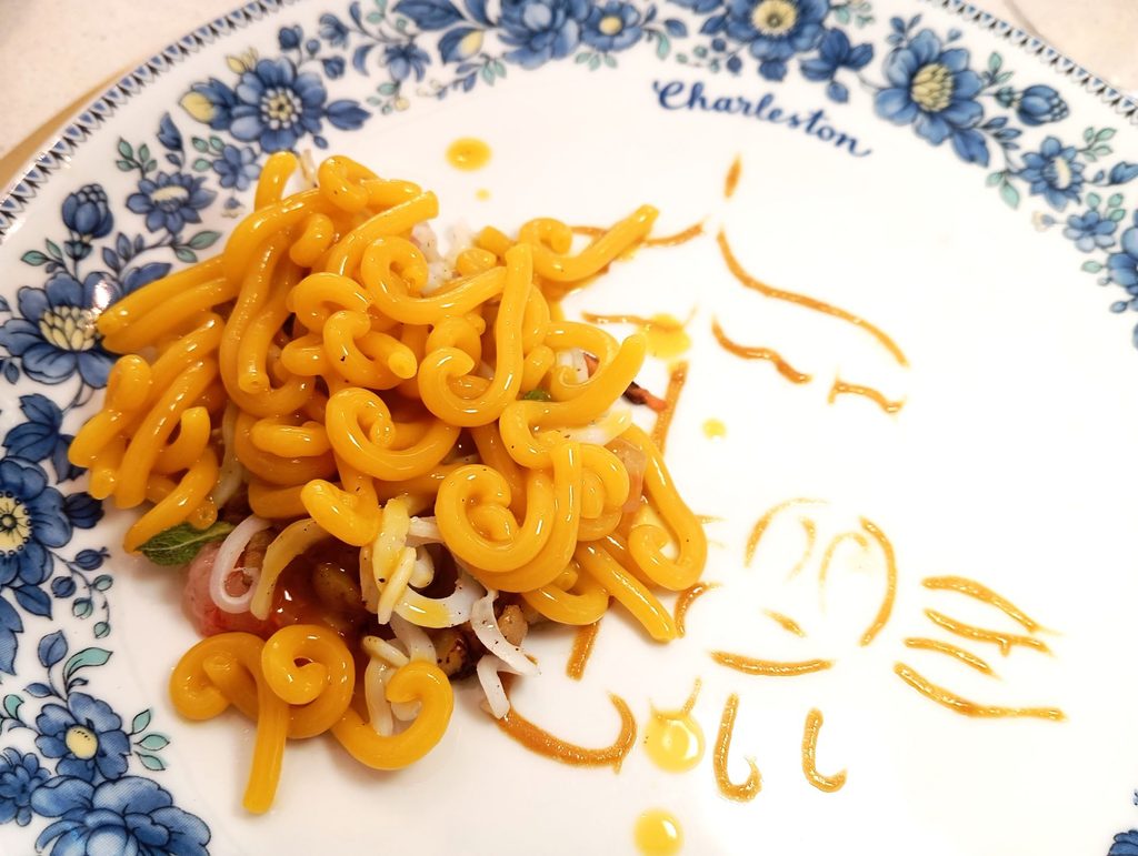 Gramigna Lido: pasta cotta in zuppa di pesce con pomodoro giallo e pesci
marinati