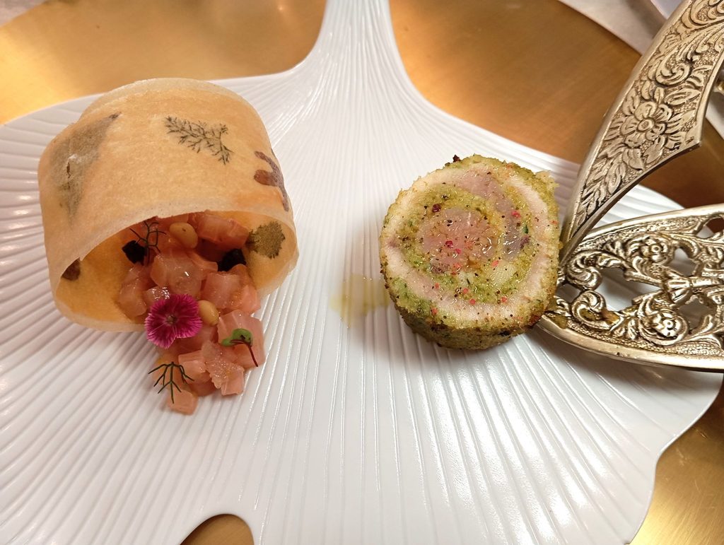 Involtini di pesce spada cotto alla brace con cialda croccante con la sua tartare.