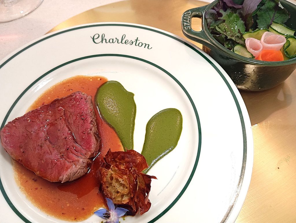 Filetto di manzetta prussiana al whisky cotto alla lampada con granita
d'insalata