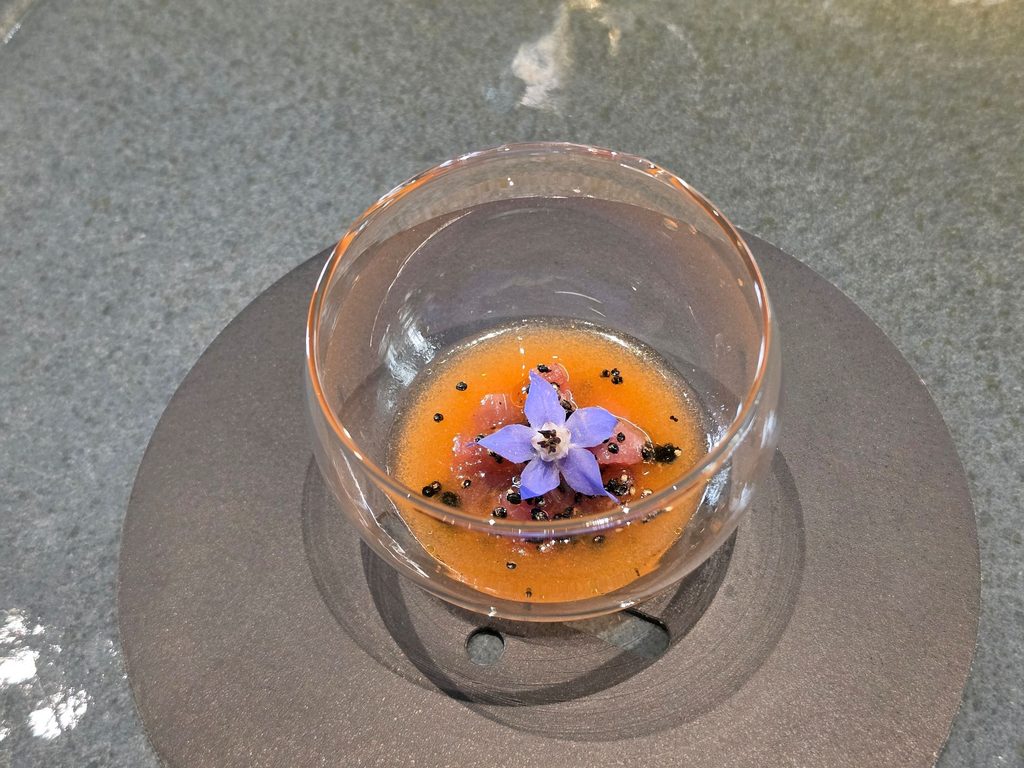 Tartare di tonno rosso leggermente affumicata, quinoa croccante, olio aromatizzato alla senape, brodo di carote, finocchiato selvatico, zenzero.