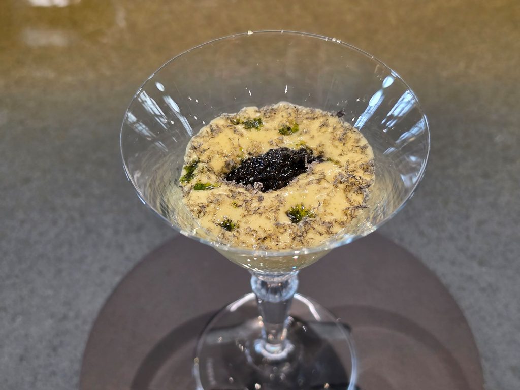 Pecorino romano, insalata di fave, polvere di menta, mandorle, spuma di bernese, caviale fresco ed essiccato.