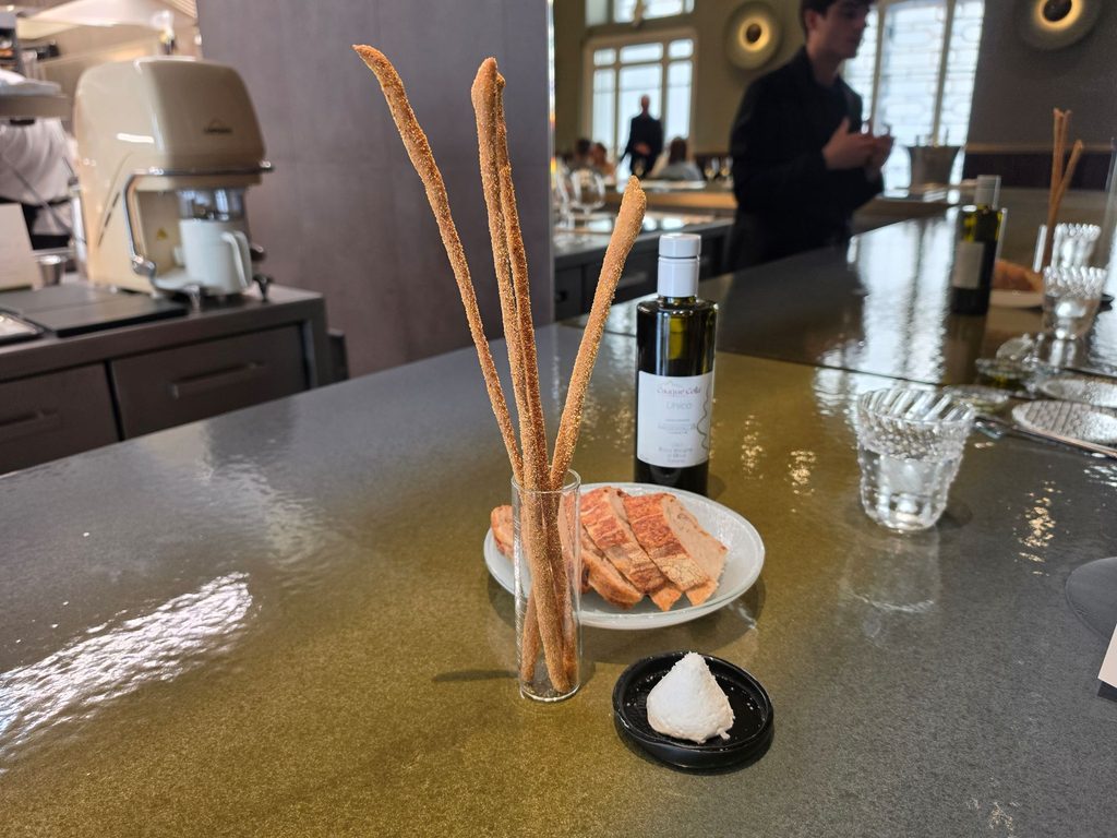 Pane, grissini, olio e burro.