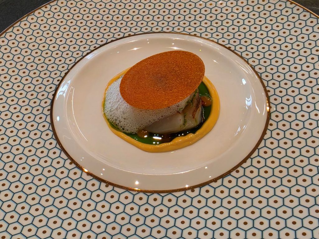 Capasanta, peperone, passion fruit, prezzemolo, cocco e curry verde.