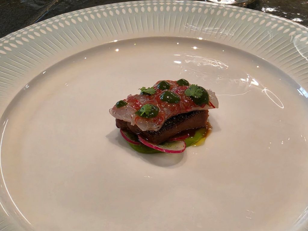 Lingua di vitello, gamberi viola, rapanelli, alga nori, coriandolo, senape, salsa verde alle alghe.