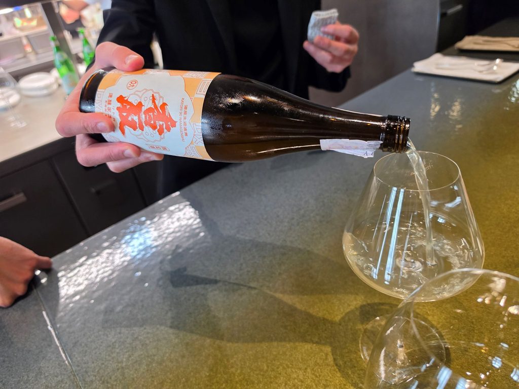 Il pairing con i plin: sakè dal marcato aroma di funghi, che anticipa il brodo del piatto