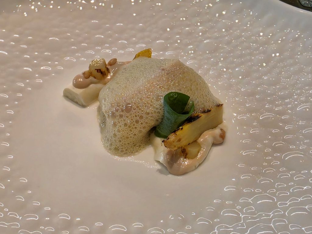 Branzino, kaffir, rafano, pinoli, ostriche, asparagi, vermouth bianco.