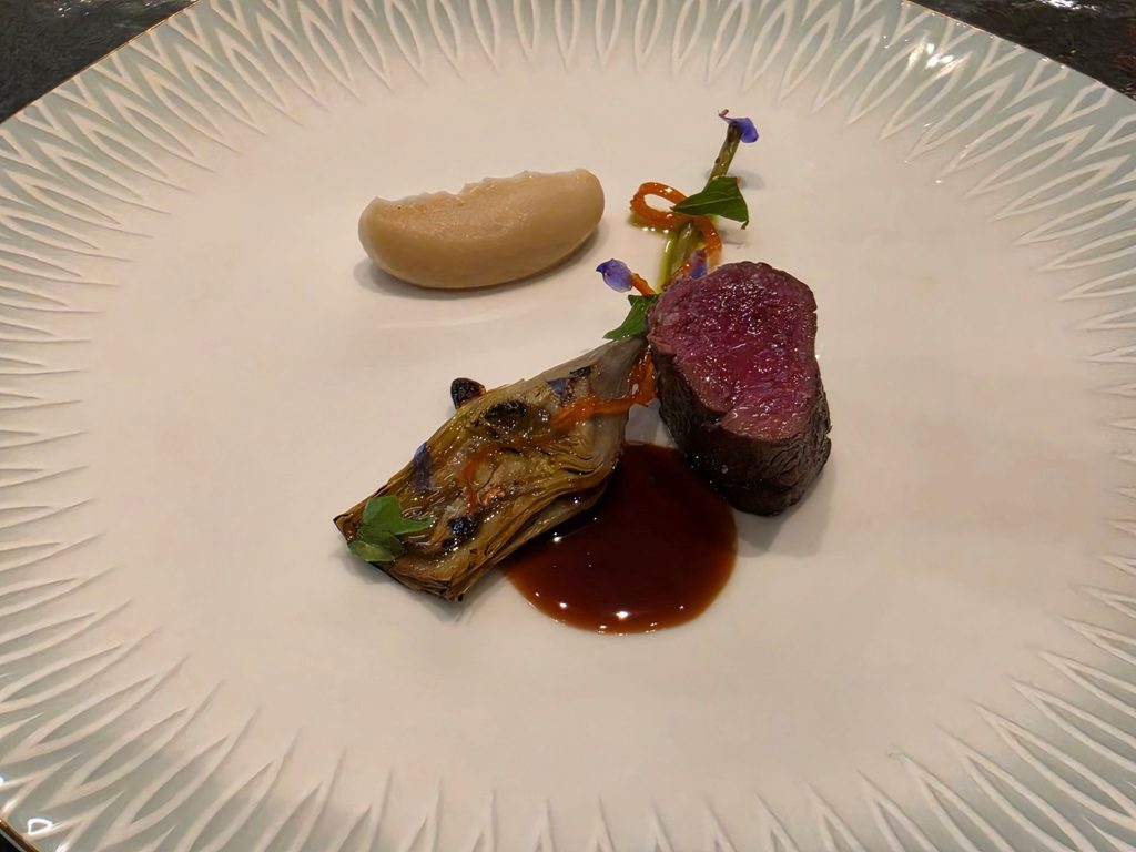 Filetto di cervo, sedano rapa, carciofo, arancia candita, levistico.