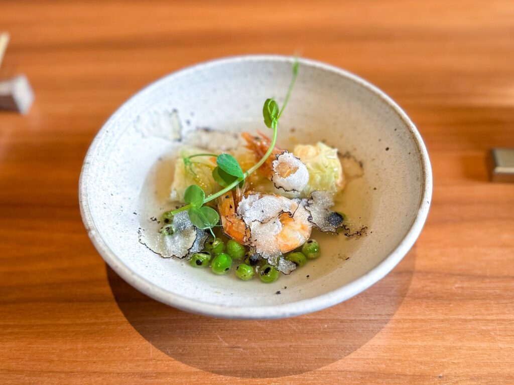 Consommé con involtini di gamberi, piselli e tartufo Iyo Omakase