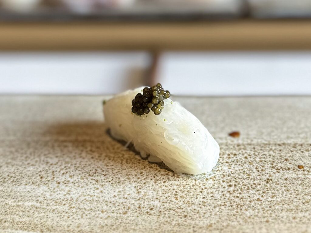 Nigiri di calamaro e caviale