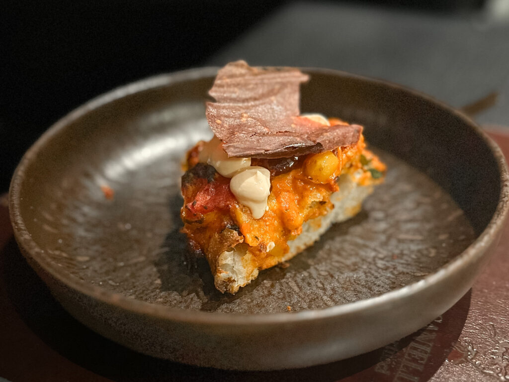 Assoluto di pomodoro: Crema di pomodoro ciliegino arrosto, pomodoro del piennolo a pacchetelle saltato, pomodoro giallo da serbo saltato, mousse di pomodoro san Marzano DOP, pomodorino del piennolo secco, cialda di datterino rosso, confettura di pomodoro del piennolo.