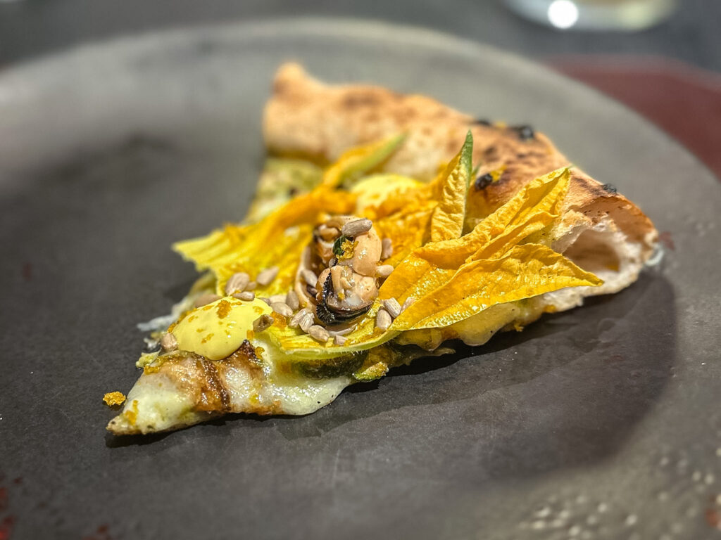 Fiori di zucca al quadrato: Crema di fiori di zucca, zucchine, basilico, pinoli e burro di normandia; fior di latte, zucchine fritte, dopo cottura: fior di zucca, cozze cotte al vapore e marinate, mayonese allo zafferano di terra di lavoro, semi di girasole e bottarga di muggine di Cabras.