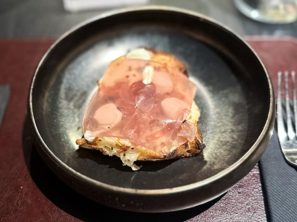Le 7 consistenze della cipolla: Cipolla in crema, fermentata, croccante, bruciata, maionese di cipolla confettura di cipolla, gel di cipolla, fiordilatte.