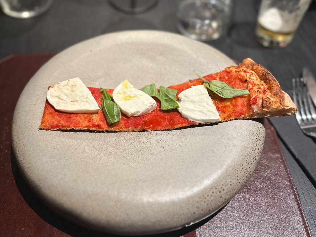 Pizza "alla romana" con impasto al pomodoro e bufala della pizzeria I Masanielli di Martucci