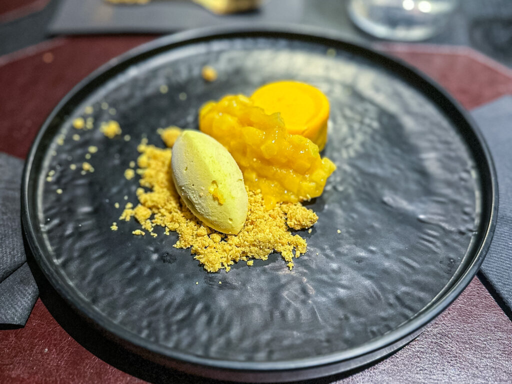 India: Cremoso al mango, composta di mango e zenzero e lime, gelato al cocco, crumble al curryù della pizzeria I Masanielli di Martucci