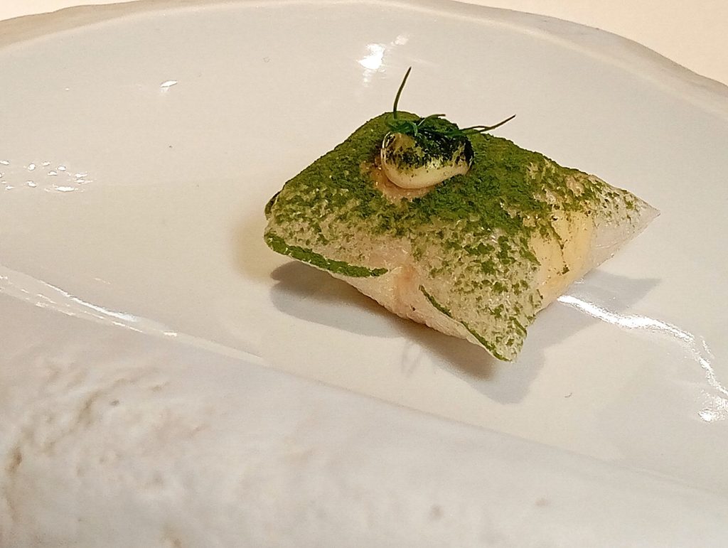 Tacos Partenopeo di riso soffiato con maio di alici e polvere di spinaci