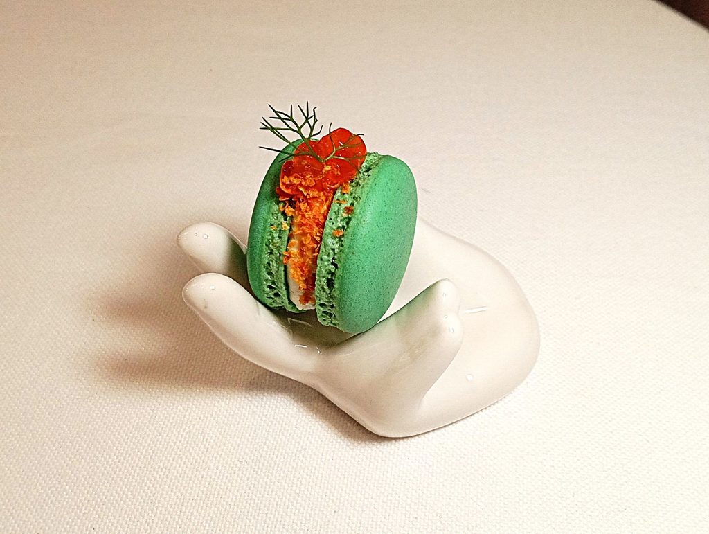 Macaron di pistacchio, crema agli agrumi, uova di salmone e finocchietto di President Pompei