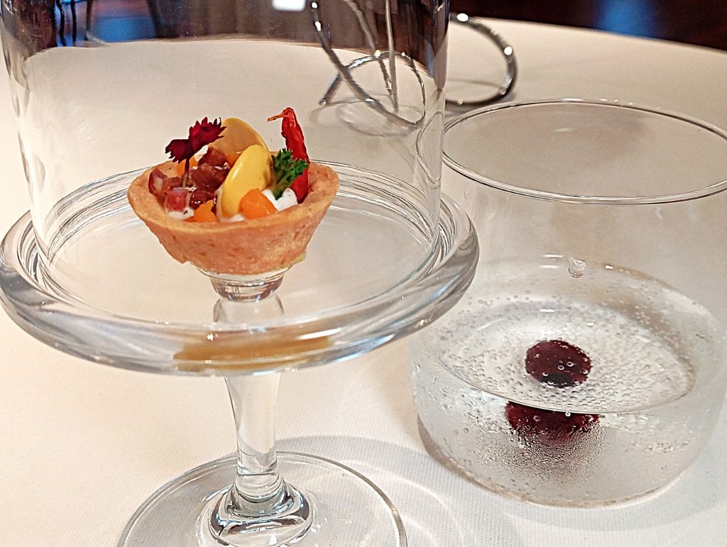 Crostatina sablè con cacioricotta, ciccioli, pomodoro confit, lupini e gazpacho
